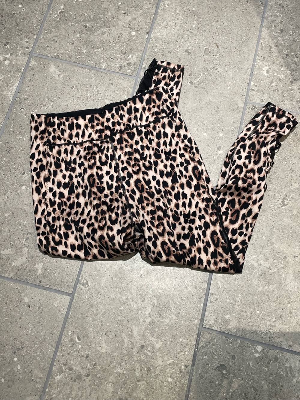 Victoria's Secret Womens 16 Leopard Print Leggings with mesh side calf panels